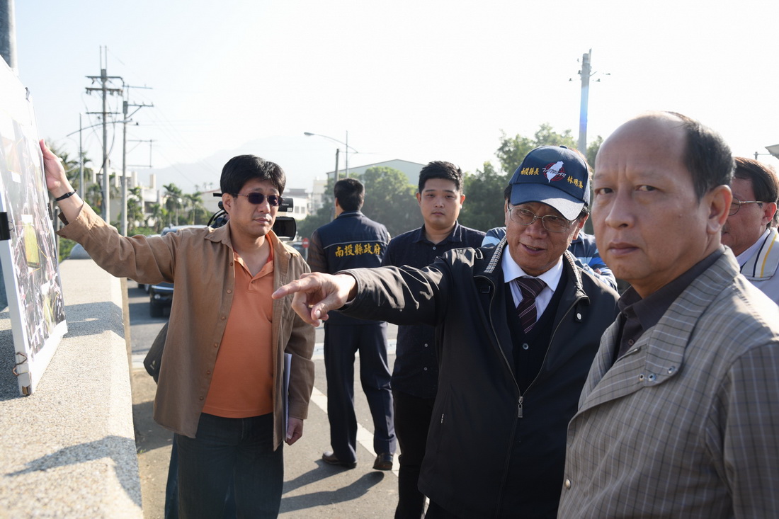 圖片-林縣長會勘萬丹橋上下游野溪  指示清除雜草及整治河道