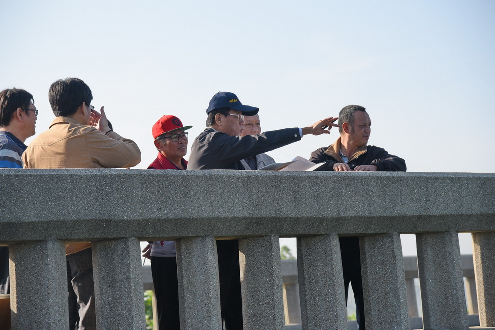 相關圖片1-林縣長會勘萬丹橋上下游野溪  指示清除雜草及整治河道