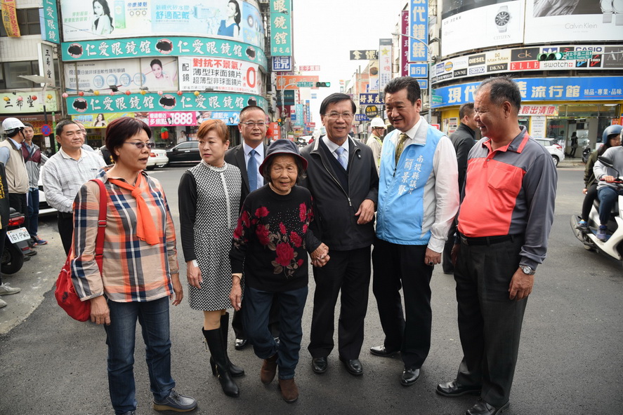 圖片-草屯鎮碧山路重鋪柏油  居民及店家都說「讚」