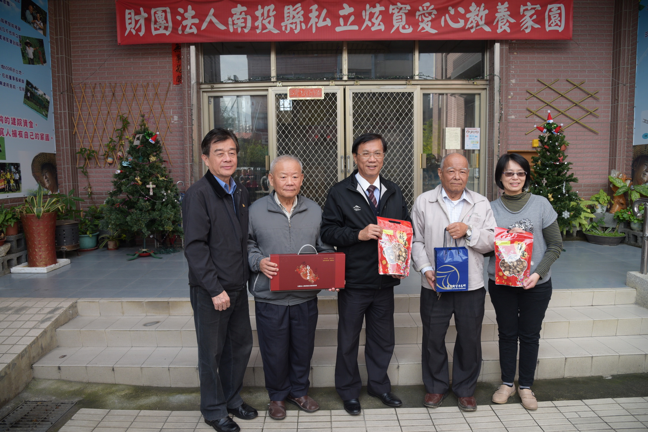 相關圖片1-林縣長慰問社福機構院民   致贈慰問金及禮盒