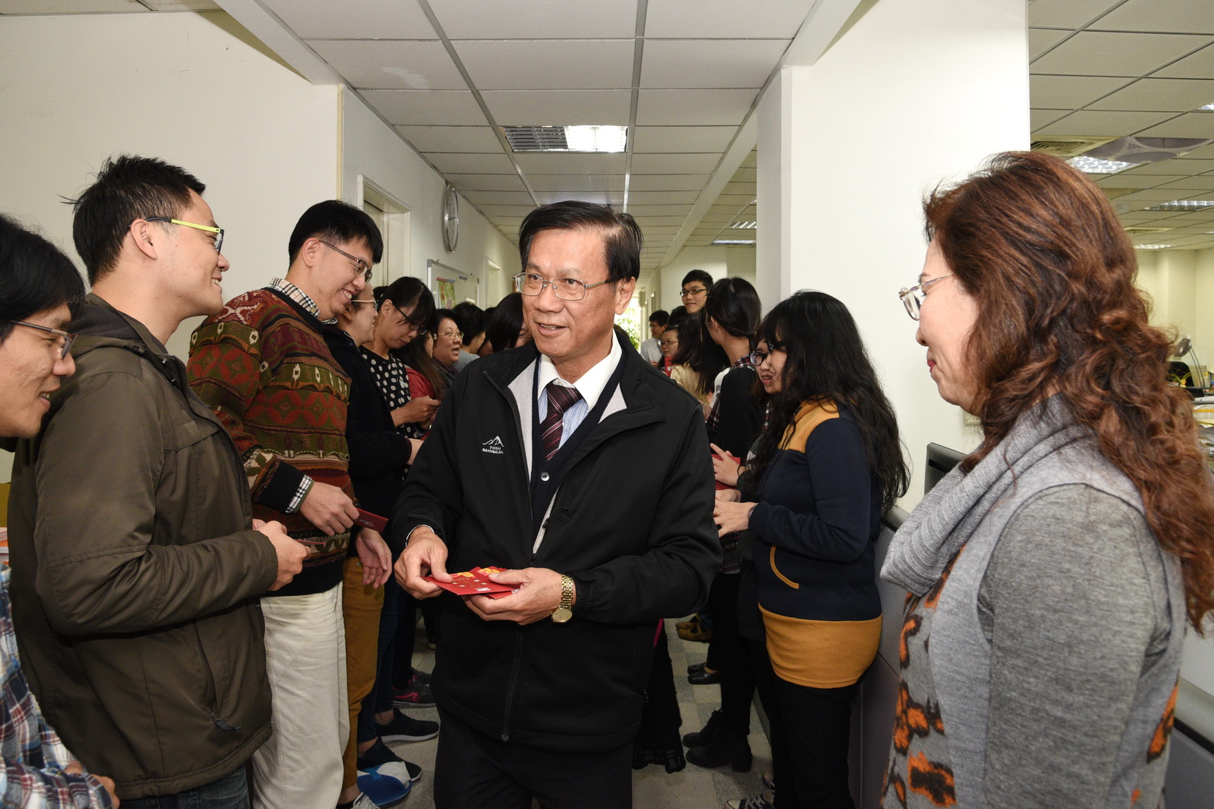 圖片-縣府三長發放春節小紅包 慰勞縣府員工辛勞