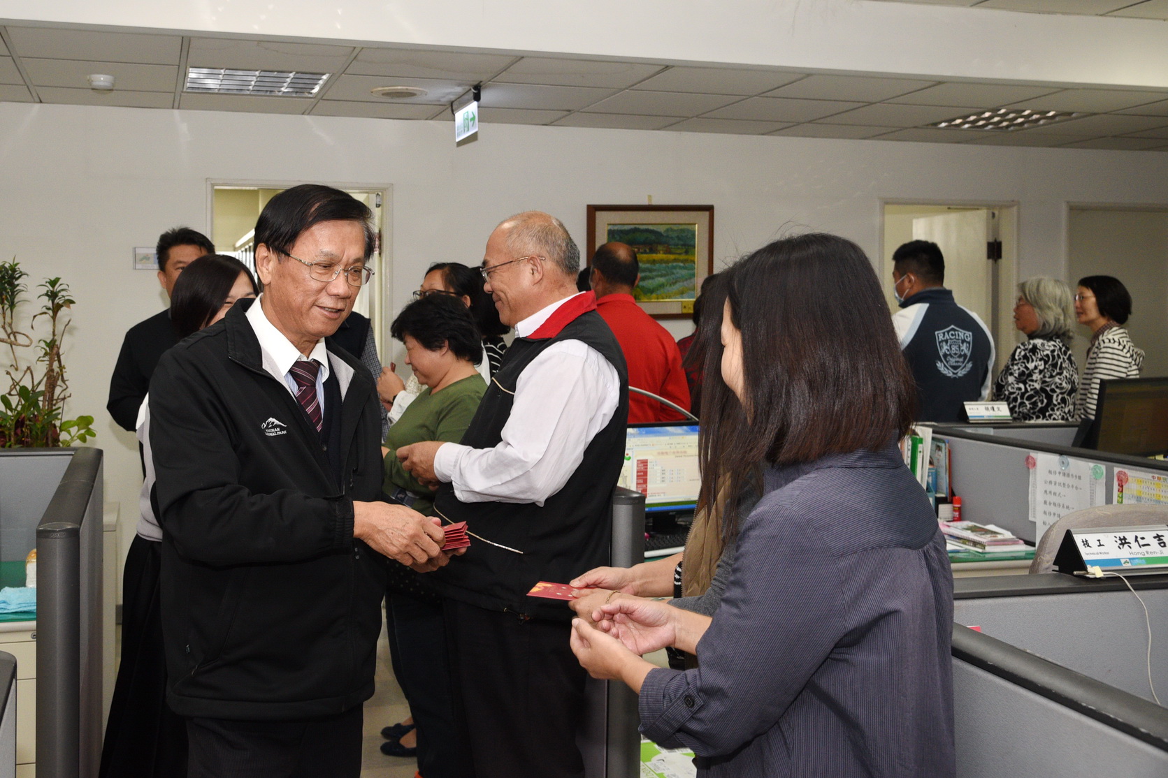 相關圖片1-縣府三長發放春節小紅包 慰勞縣府員工辛勞