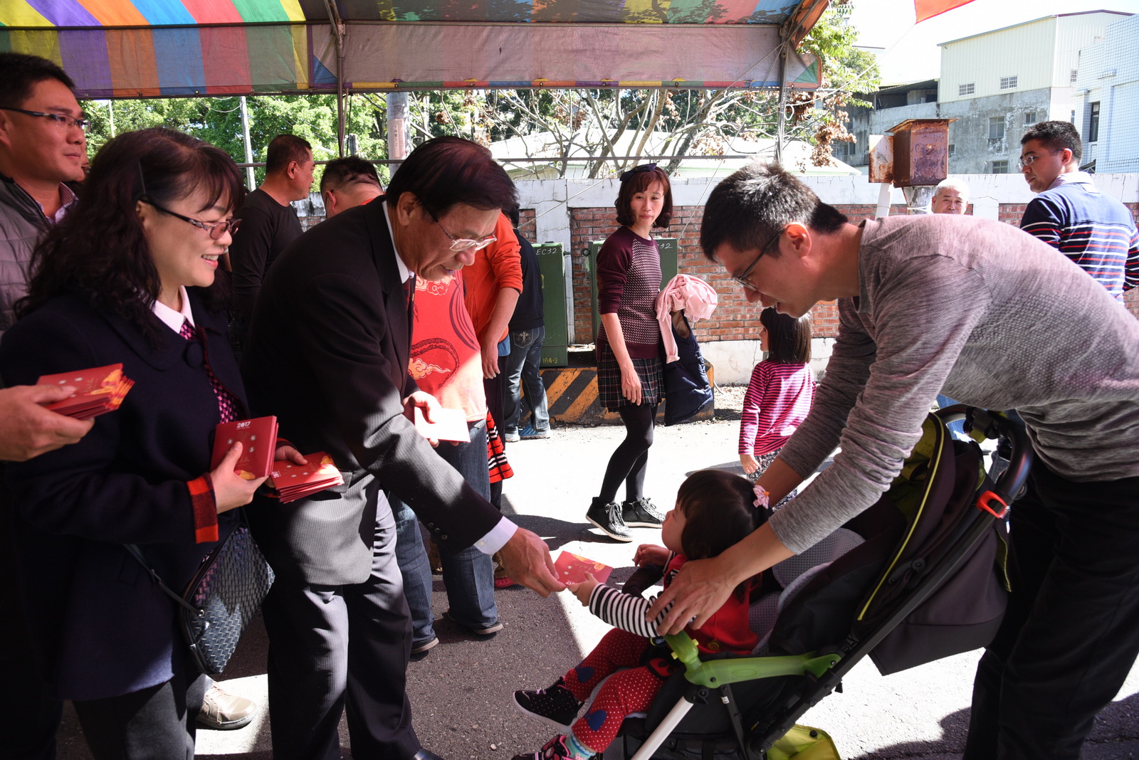 圖片-恭賀新禧！林縣長參拜各宮廟發送小紅包