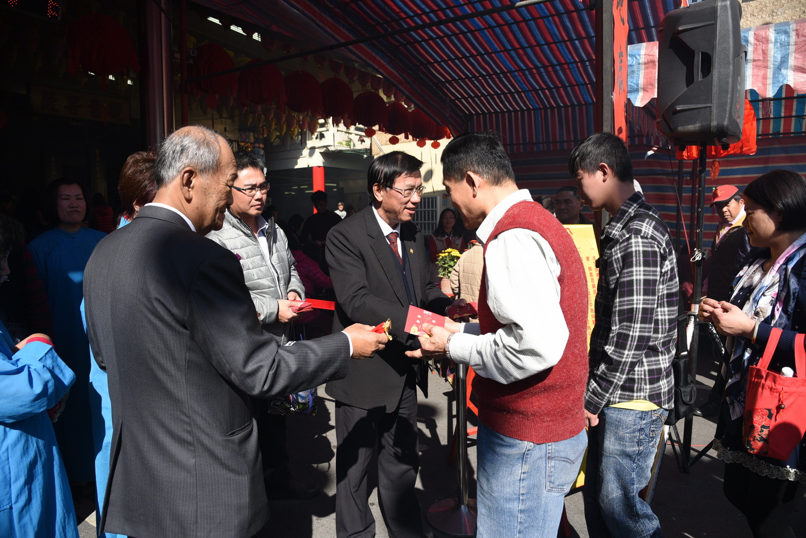 相關圖片1-恭賀新禧！林縣長參拜各宮廟發送小紅包