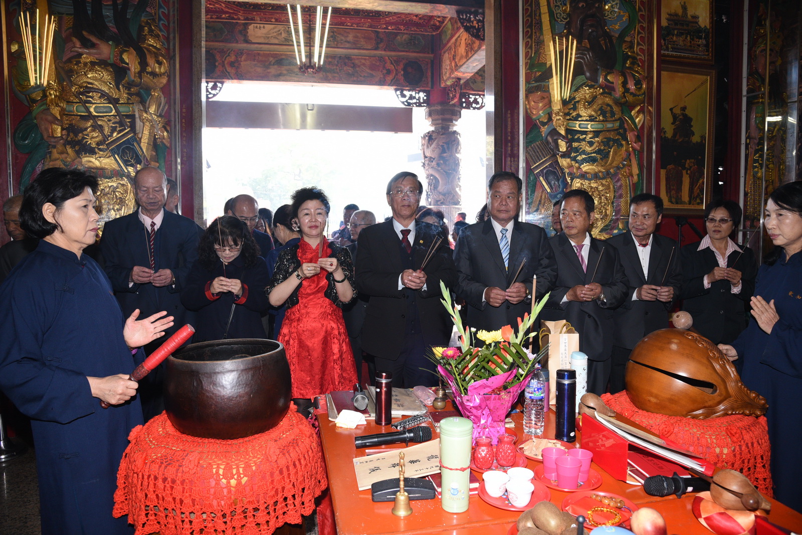 相關圖片2-恭賀新禧！林縣長參拜各宮廟發送小紅包