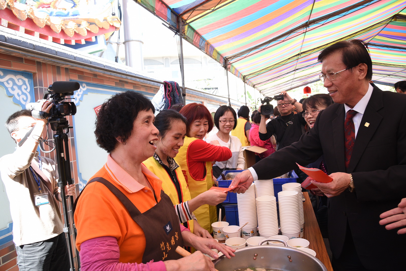 相關圖片3-恭賀新禧！林縣長參拜各宮廟發送小紅包