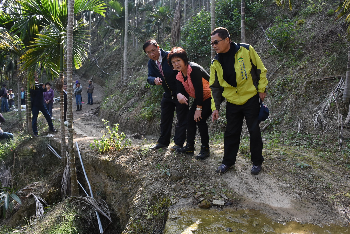 圖片-水里上安村5鄰農路坑溝雨水漫流沖刷路基 林縣長指示儘速改善