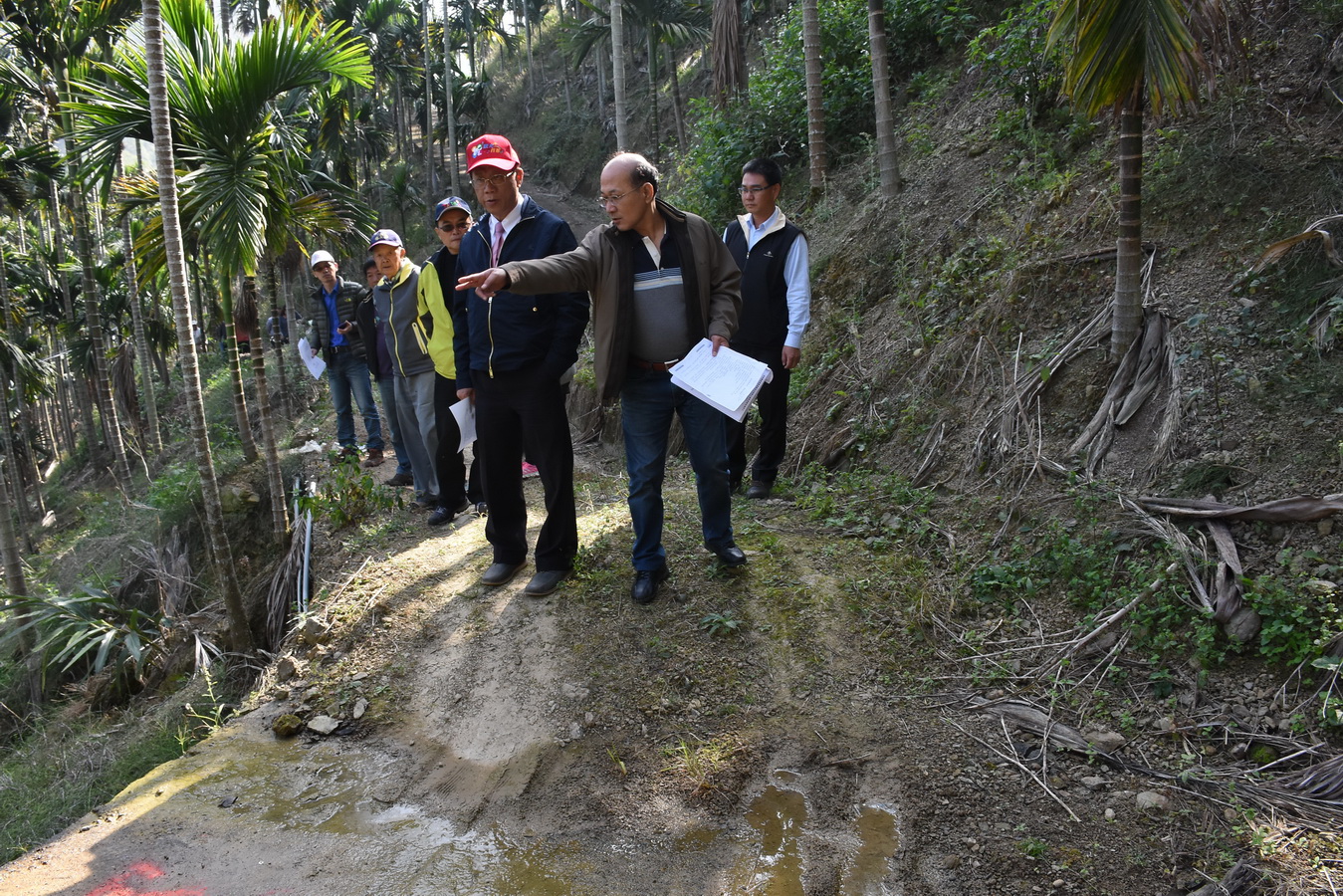 相關圖片1-水里上安村5鄰農路坑溝雨水漫流沖刷路基 林縣長指示儘速改善
