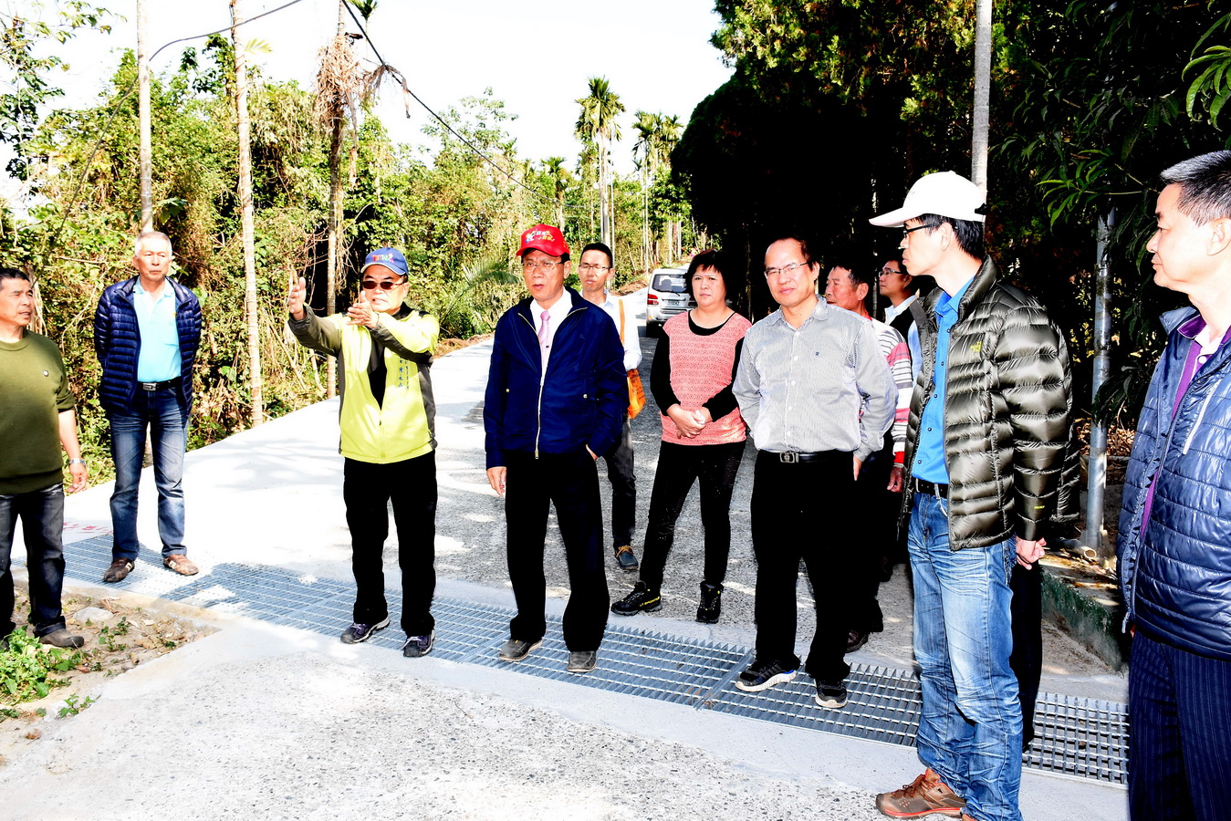 相關圖片2-水里上安村5鄰農路坑溝雨水漫流沖刷路基 林縣長指示儘速改善