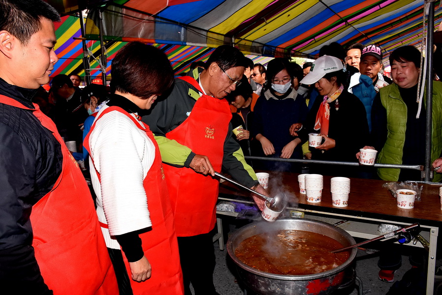 圖片-紫南宮丁酒飄香 10餘萬信眾呷丁酒湧入場面浩大