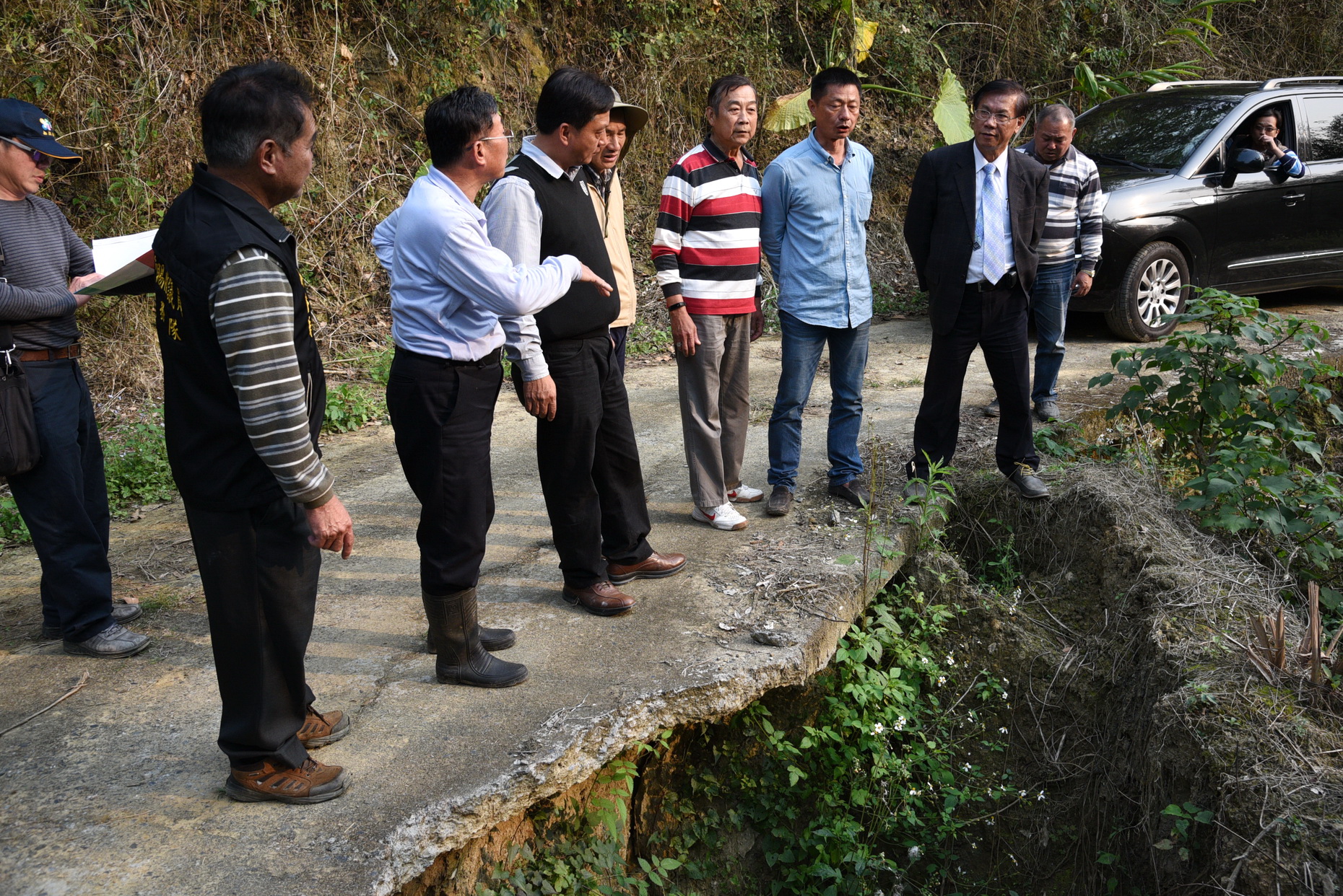 相關圖片1-林縣長會勘中寮鄉2處野溪護岸 同意整治