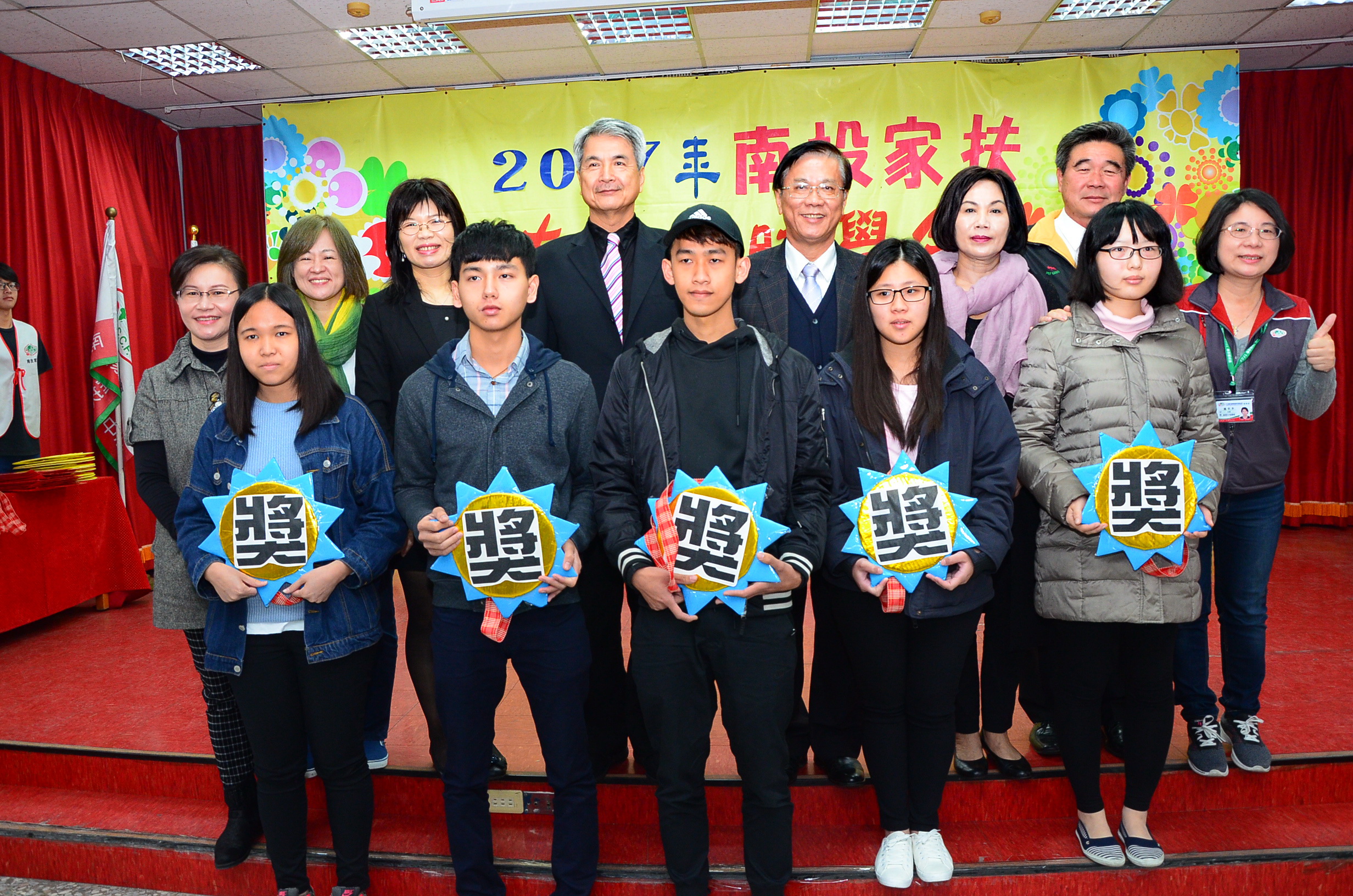 圖片-家扶頒發大專獎助學金 林明溱捐助鼓勵