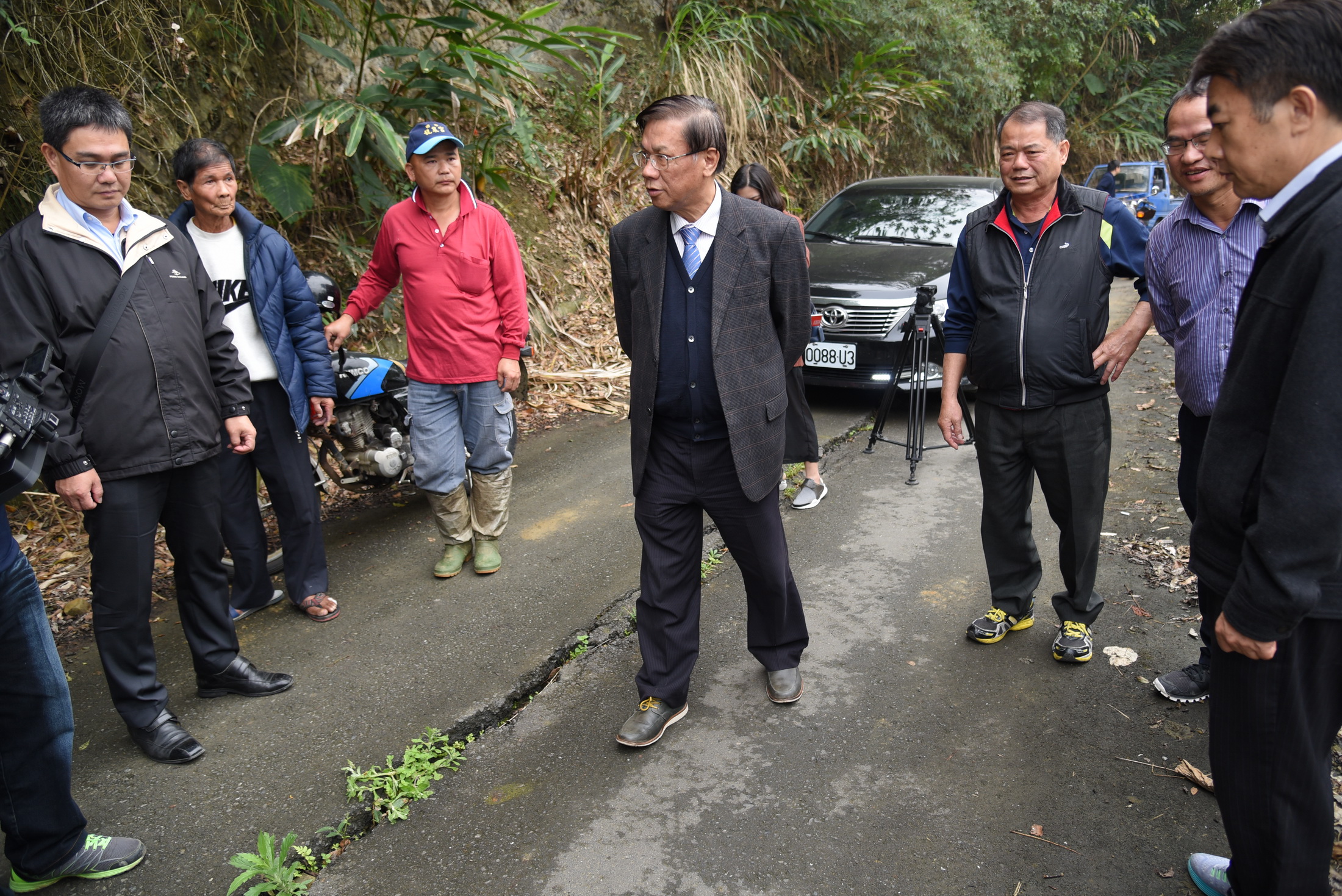 圖片-林縣長會勘中寮鄉多處產業道路 承諾盡速改善