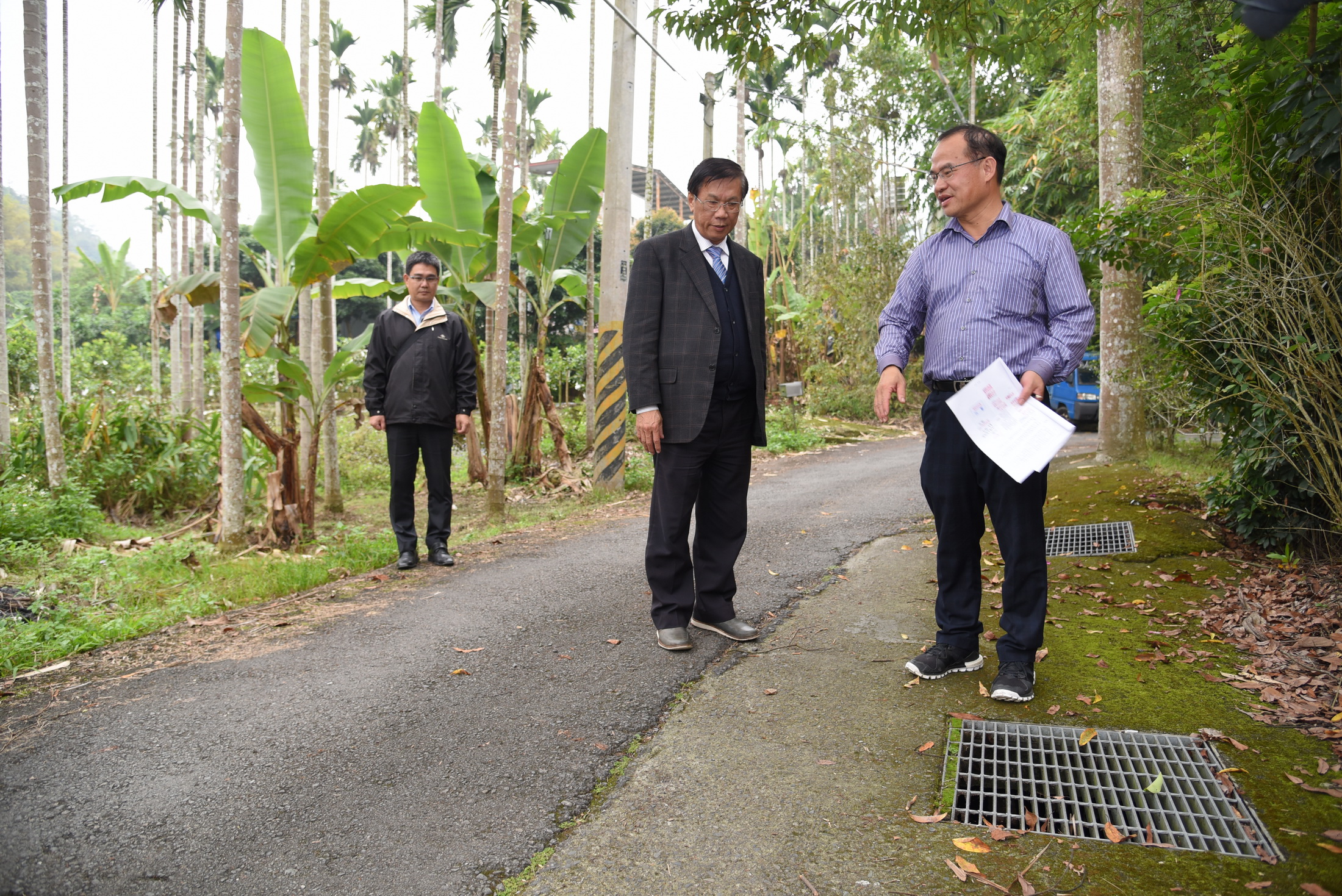 相關圖片2-林縣長會勘中寮鄉多處產業道路 承諾盡速改善