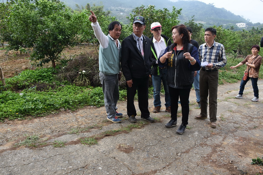 相關圖片1-縣長會勘國姓農路及野溪 指示以安全為重儘速改善