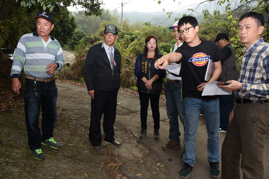 相關圖片2-縣長會勘國姓農路及野溪 指示以安全為重儘速改善