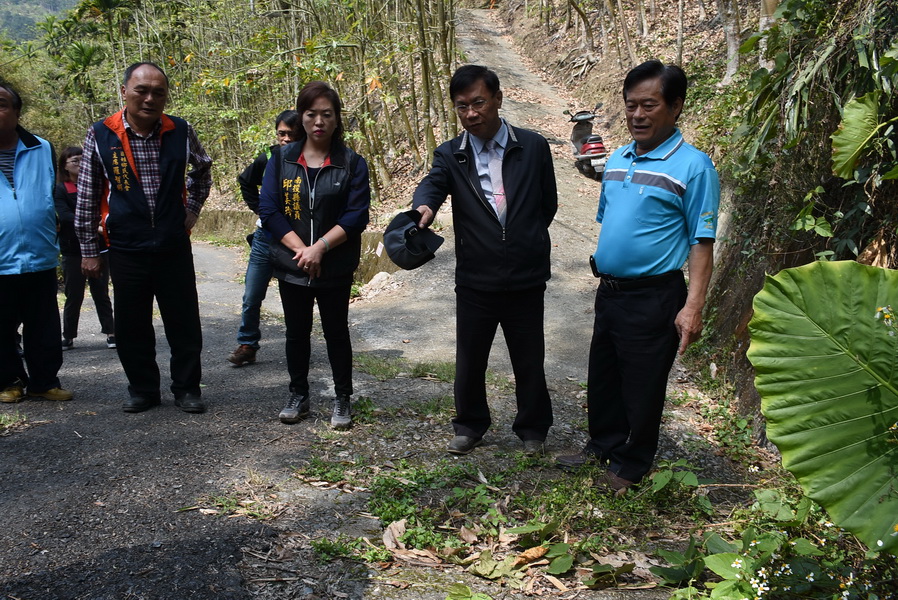 相關圖片3-縣長會勘國姓農路及野溪 指示以安全為重儘速改善