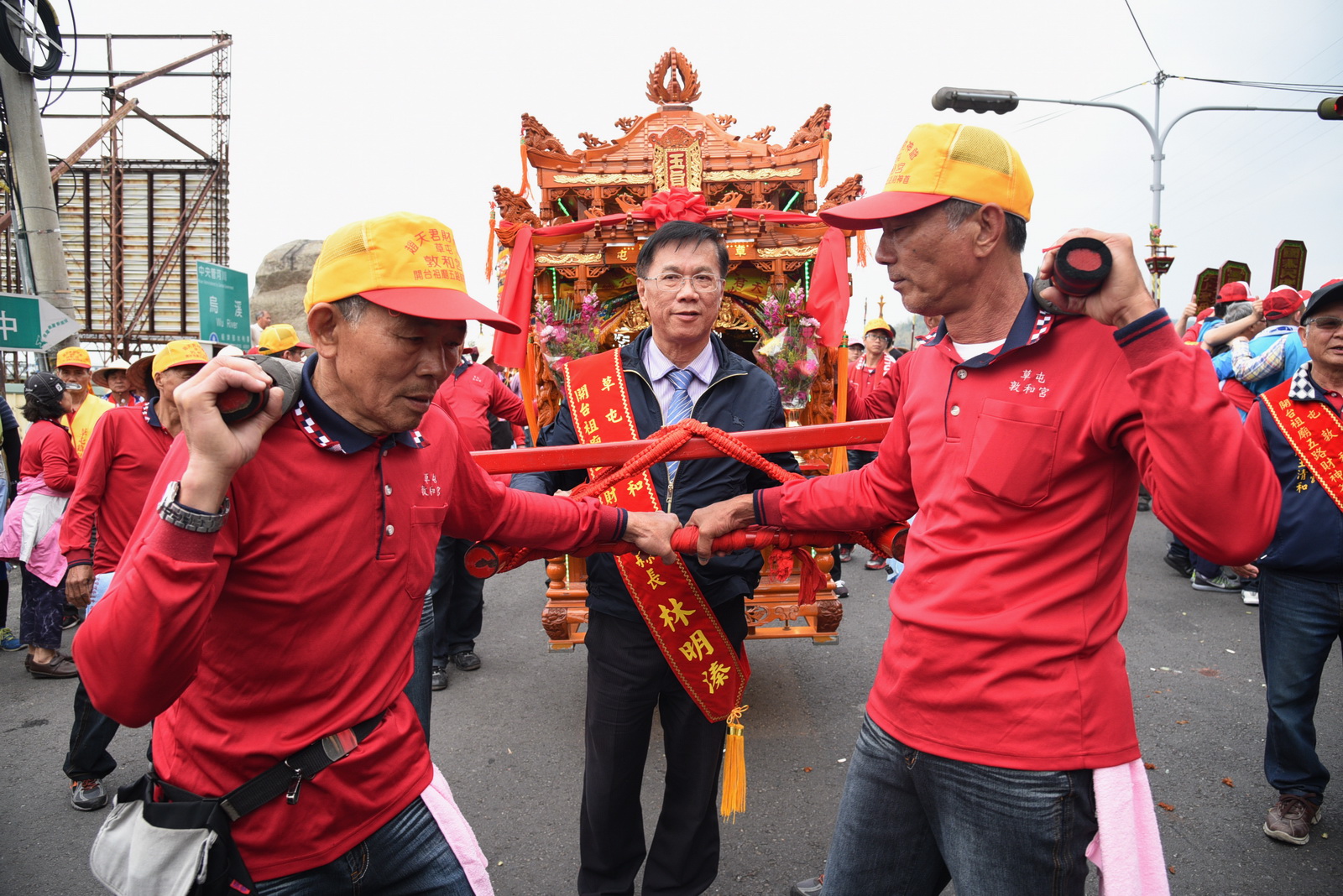 相關圖片1-烏日玉闕朝仁宮步行參香，林縣長烏溪橋頭接駕