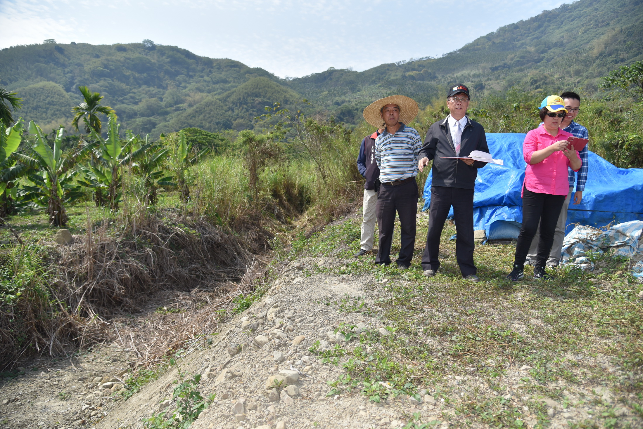 圖片-縣長會勘水里野溪、農路　承諾盡快改善