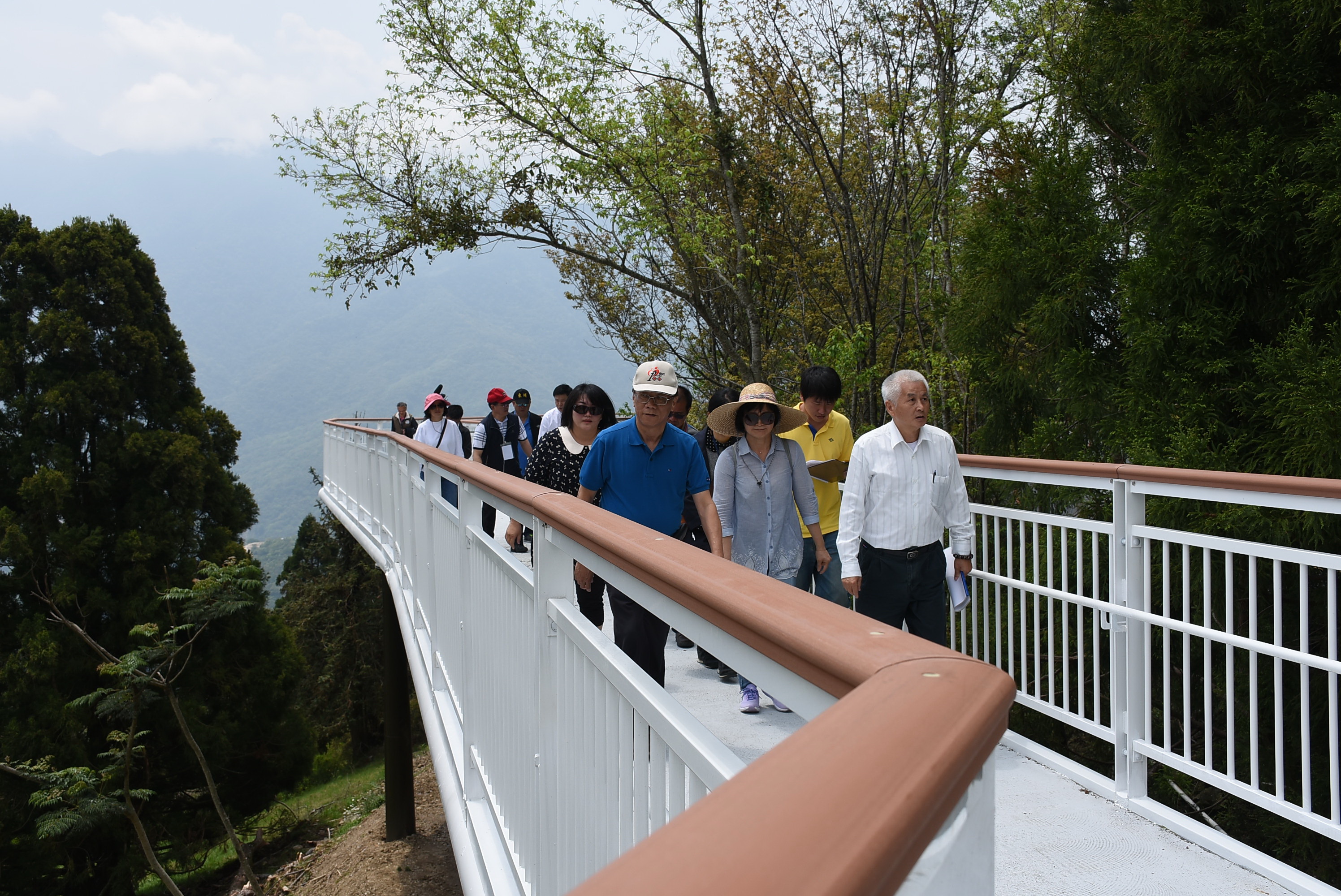 相關圖片1-林縣長視察清境高空景觀步道 預計5月開放