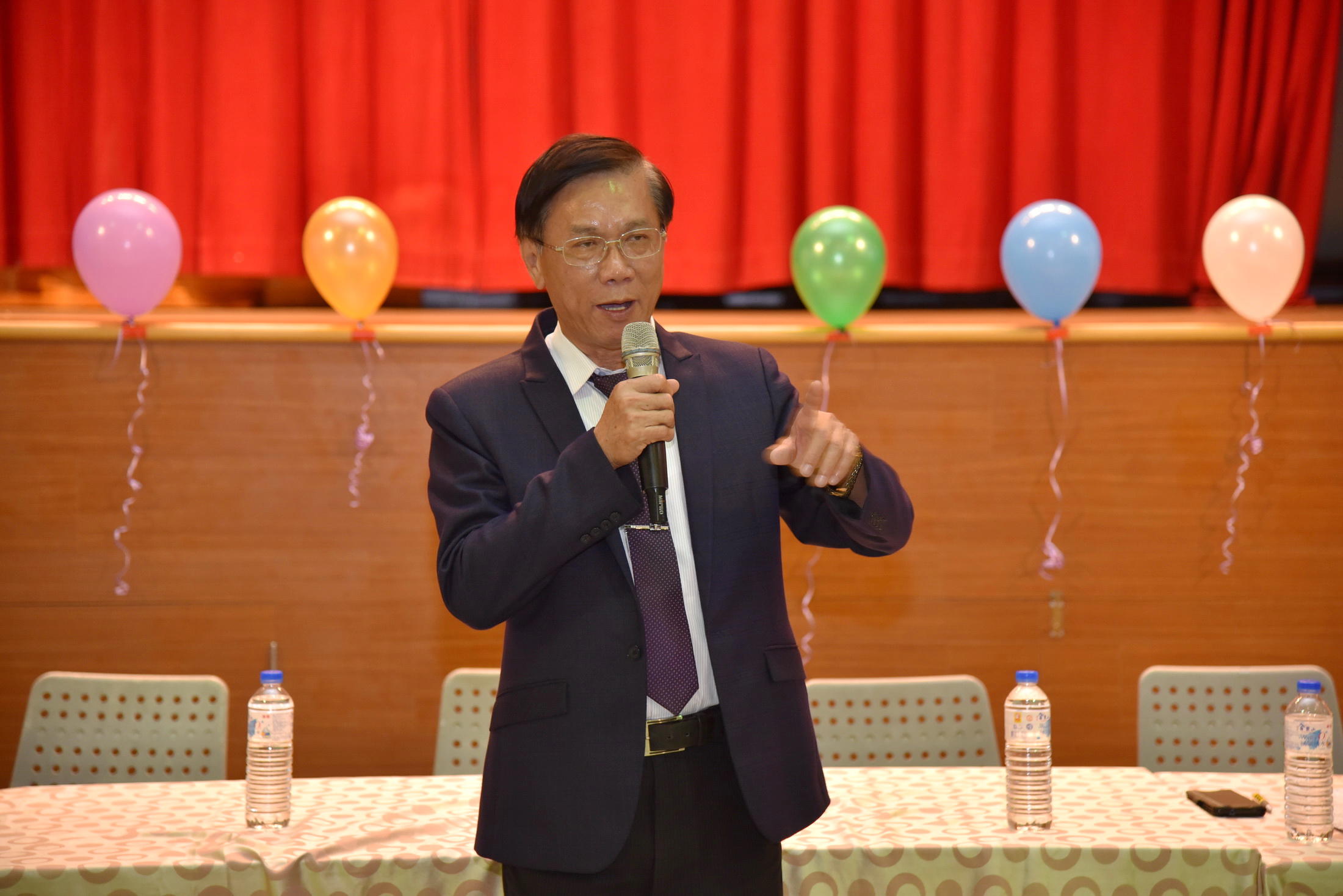 相關圖片1-縣長宣布退休公務人員敬老金明年加倍