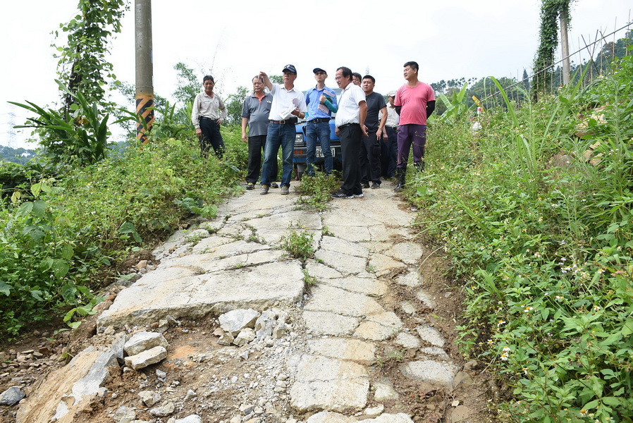 圖片-縣府會勘中寮鄉多處農路改善工程 林縣長允改善