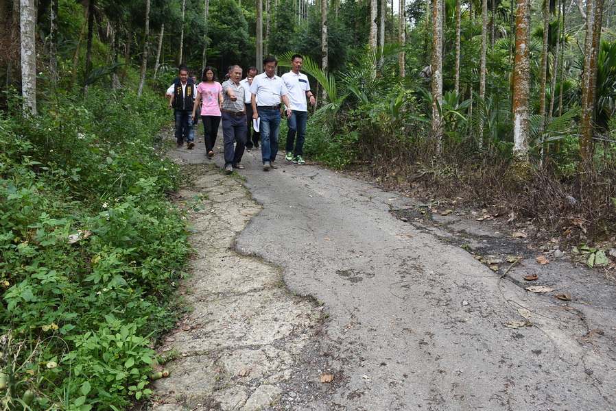 相關圖片1-縣府會勘中寮鄉多處農路改善工程 林縣長允改善