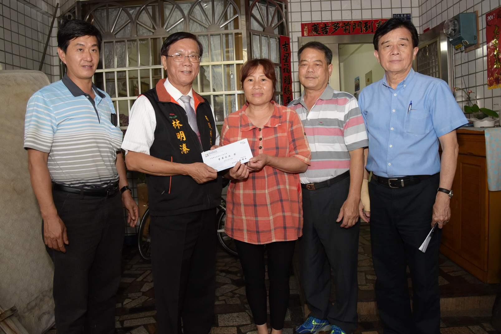 圖片-林縣長慰問中寮鄉火災受災戶並致贈救助金