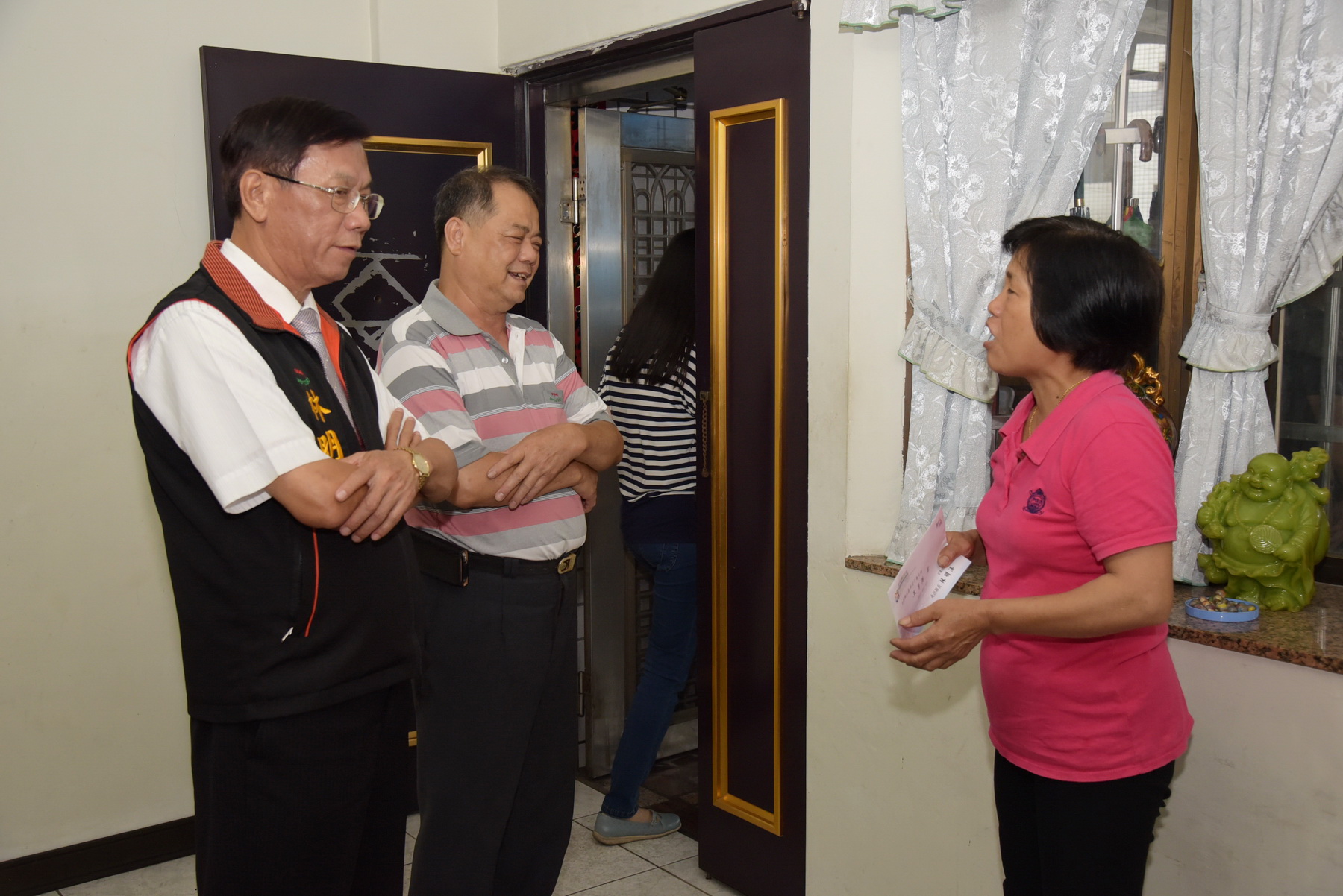 相關圖片2-林縣長慰問中寮鄉火災受災戶並致贈救助金