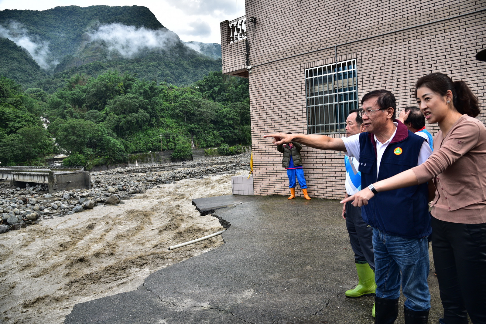 圖片-林縣長信義、魚池勘災，神木村2鄰15戶將研議遷村
