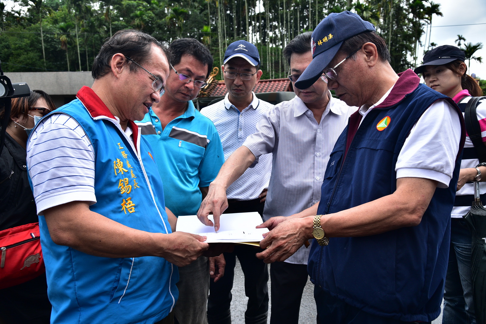 相關圖片1-林縣長信義、魚池勘災，神木村2鄰15戶將研議遷村