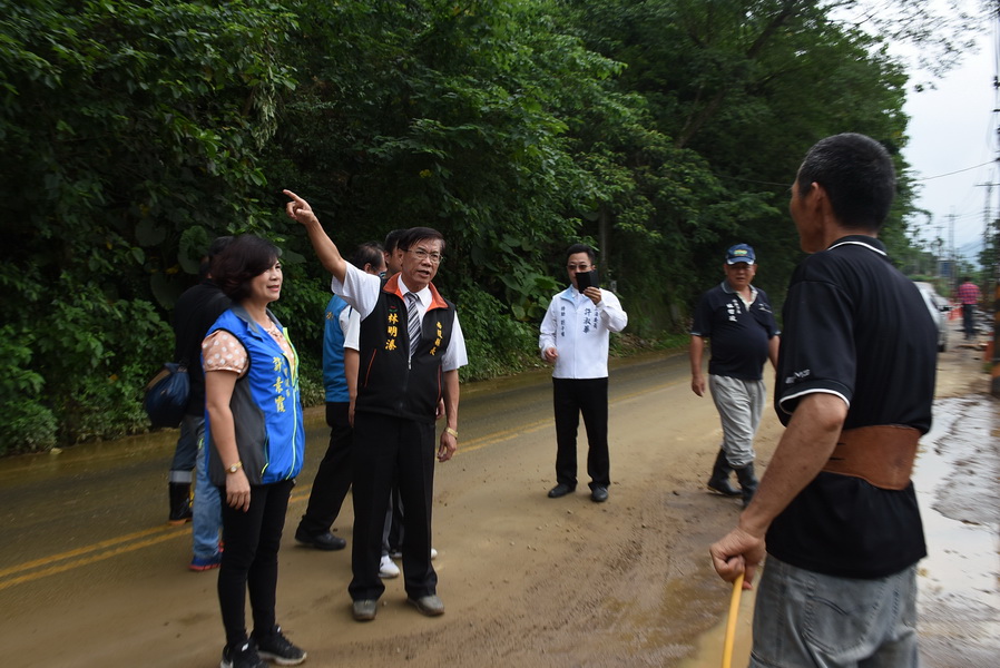 相關圖片1-林縣長會勘投149線泉州寮段災情 指示妥善處置列災修復建