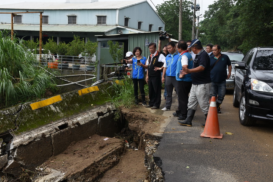 相關圖片2-林縣長會勘投149線泉州寮段災情 指示妥善處置列災修復建
