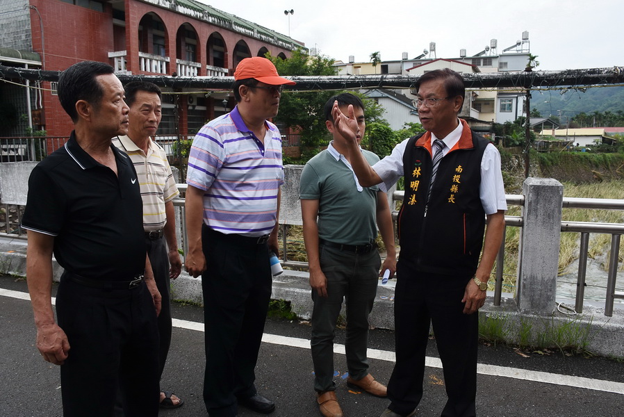 圖片-林縣長會勘集集農路改善及清水溝幹線河道整理工程