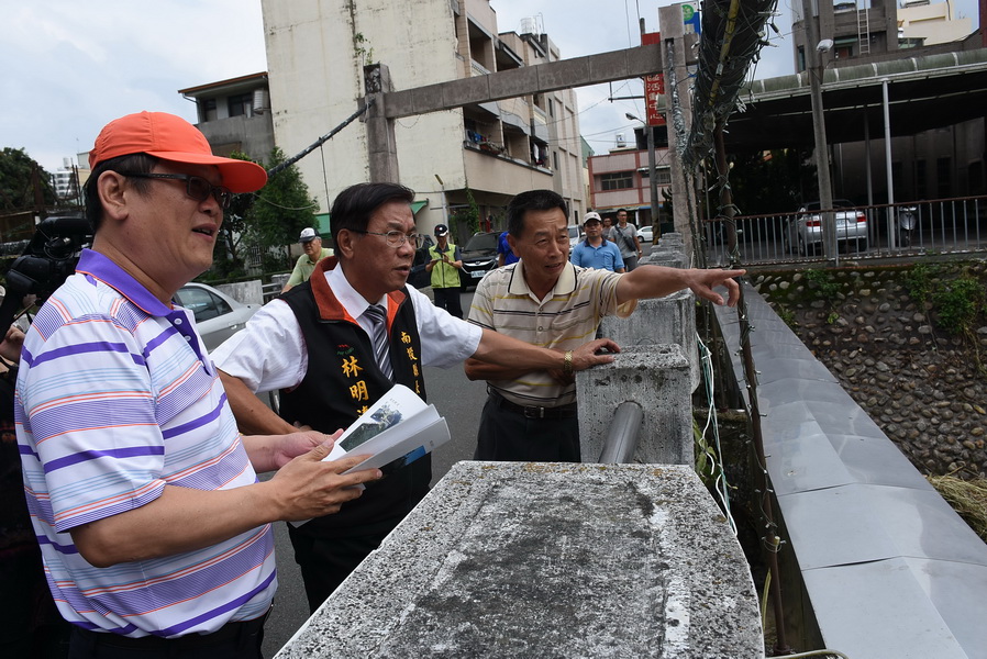 相關圖片1-林縣長會勘集集農路改善及清水溝幹線河道整理工程