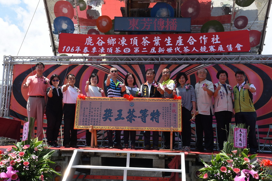 相關圖片1-鹿谷地區春茶展售會登場 延溪公路車潮湧入