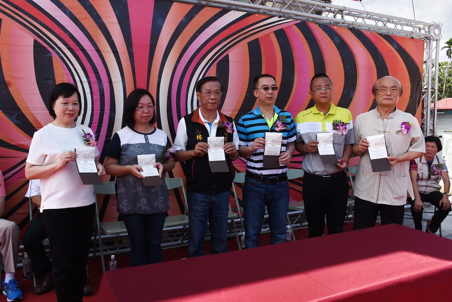 相關圖片2-鹿谷地區春茶展售會登場 延溪公路車潮湧入