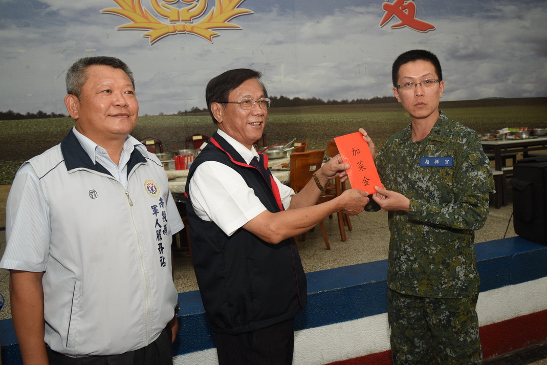 圖片-林縣長成功嶺勞軍  致贈加菜金