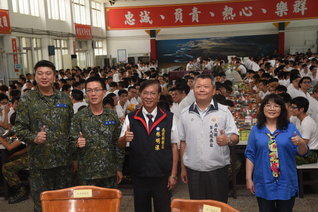 相關圖片3-林縣長成功嶺勞軍  致贈加菜金