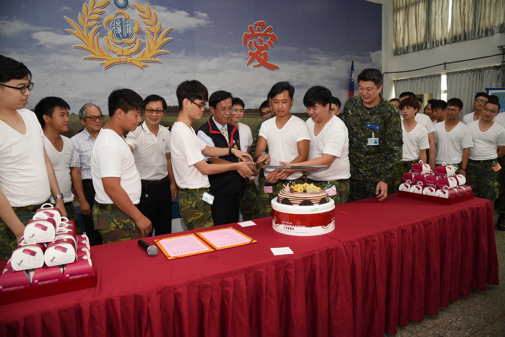 相關圖片1-林縣長成功嶺慰勞教召員    為壽星慶生