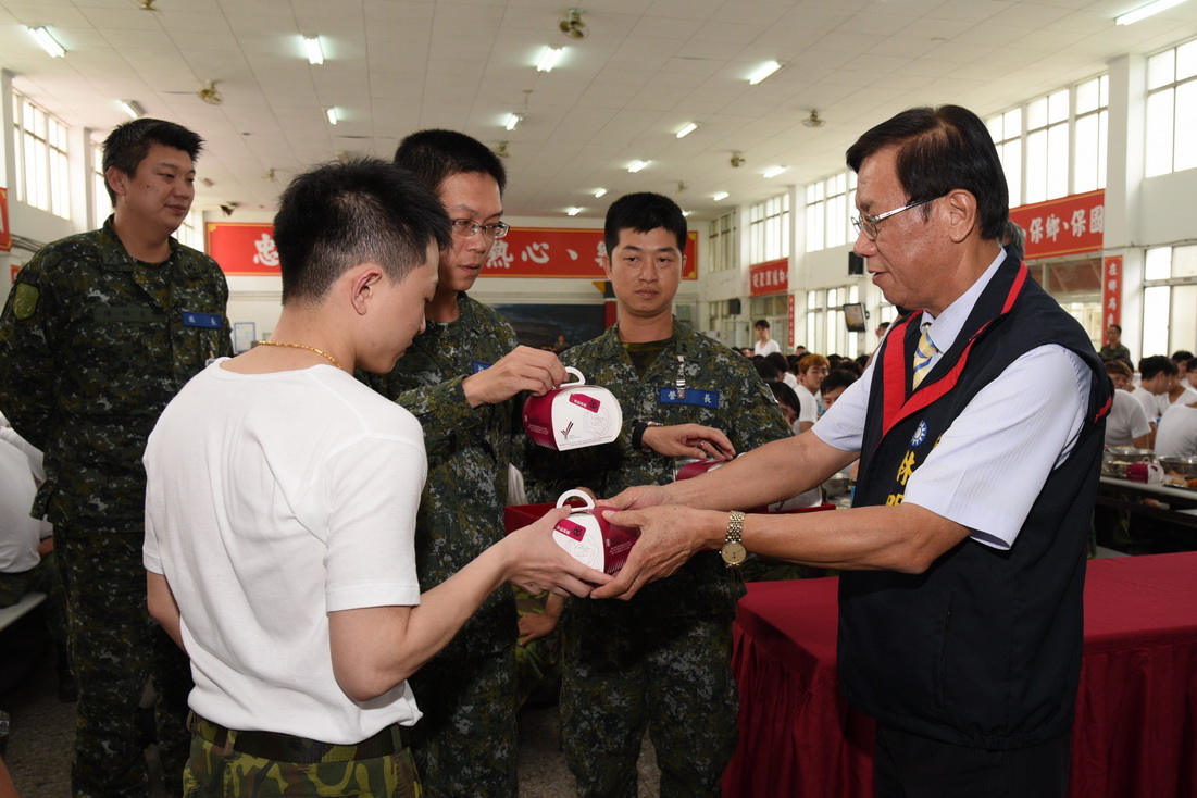 相關圖片2-林縣長成功嶺慰勞教召員    為壽星慶生