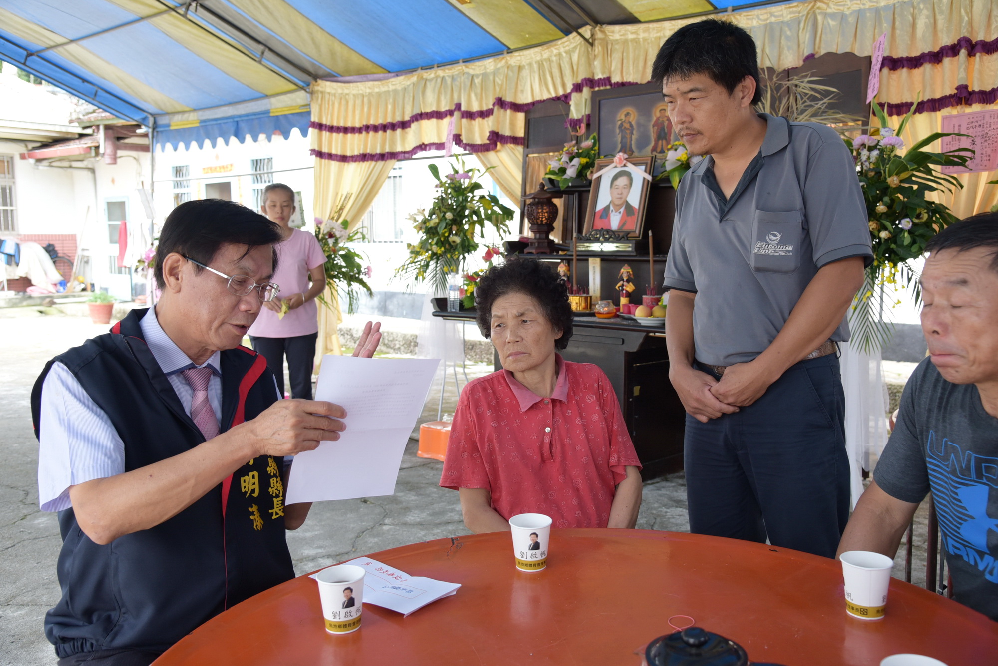 相關圖片1-林縣長慰問豪雨災害意外死亡的頭社農友家屬
