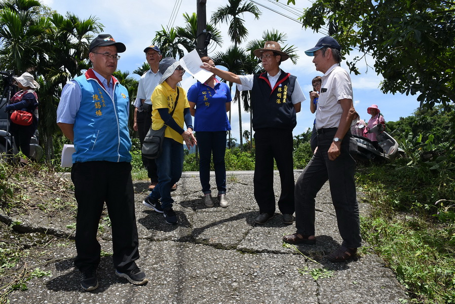 相關圖片1-縣長會勘國姓農路及橋樑 指示儘速改善維護鄉民安全