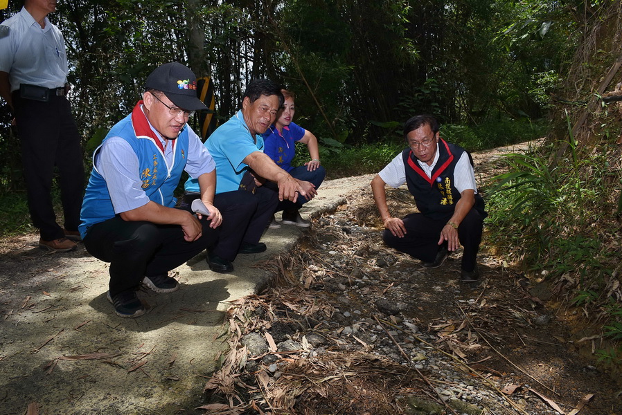 相關圖片2-縣長會勘國姓農路及橋樑 指示儘速改善維護鄉民安全