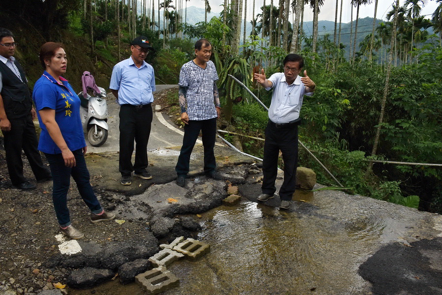 相關圖片3-縣長會勘國姓農路及橋樑 指示儘速改善維護鄉民安全