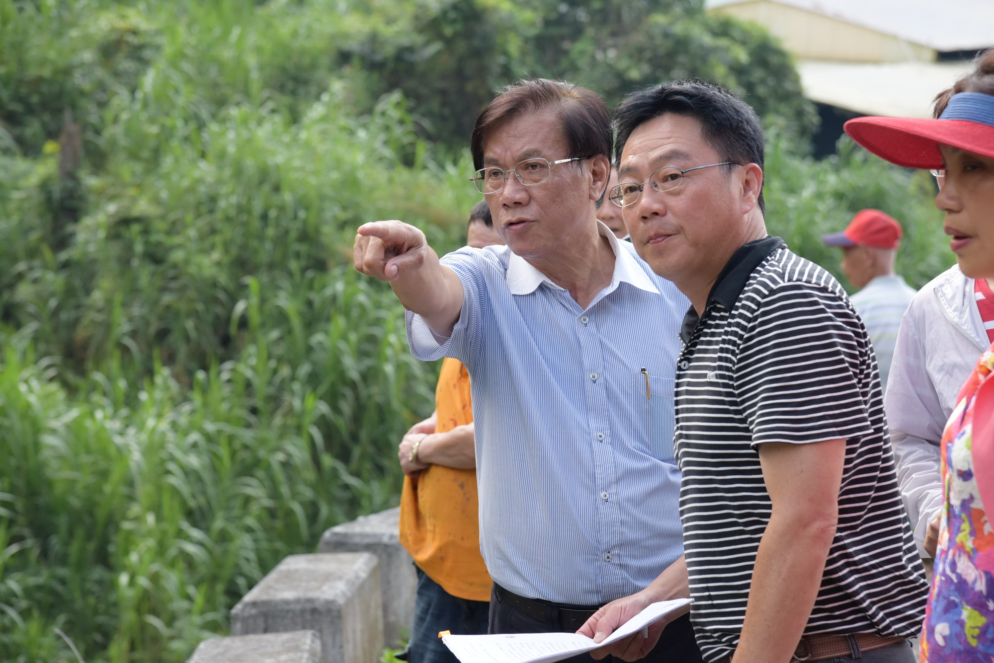 圖片-林縣長會勘魚池農水路工程  聽取民眾意見