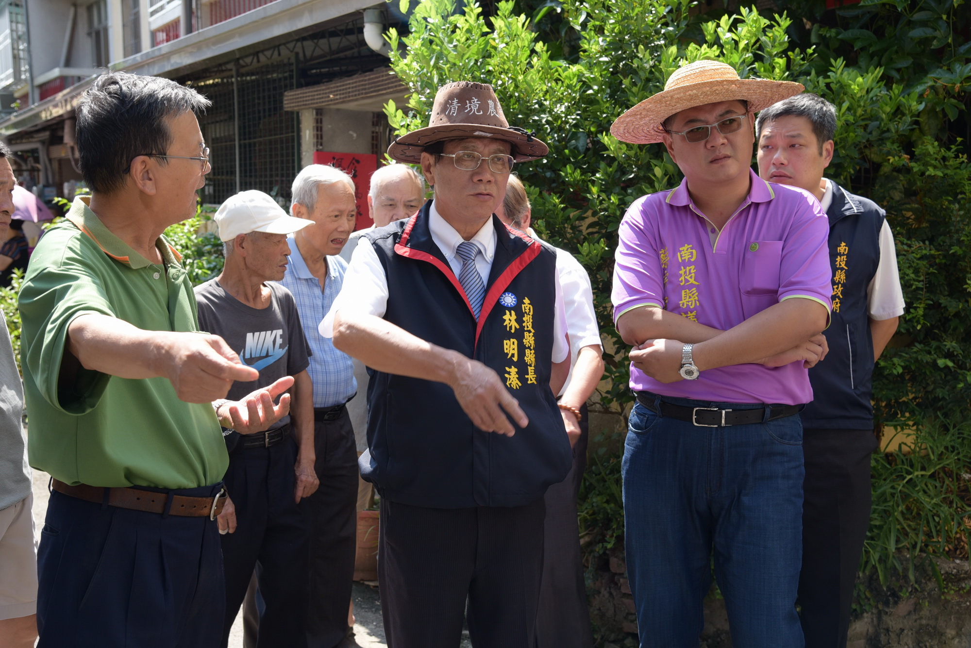 圖片-林縣長會勘信義街巷道排水溝設施 同意施做改善