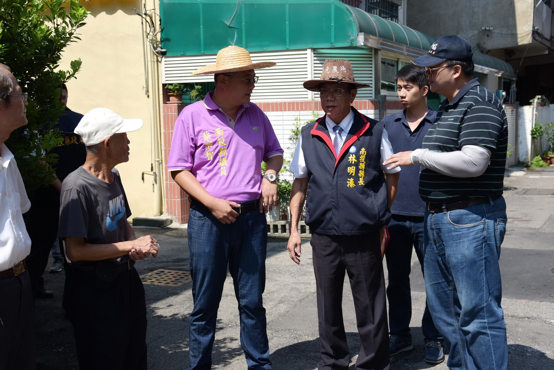 相關圖片2-林縣長會勘信義街巷道排水溝設施 同意施做改善