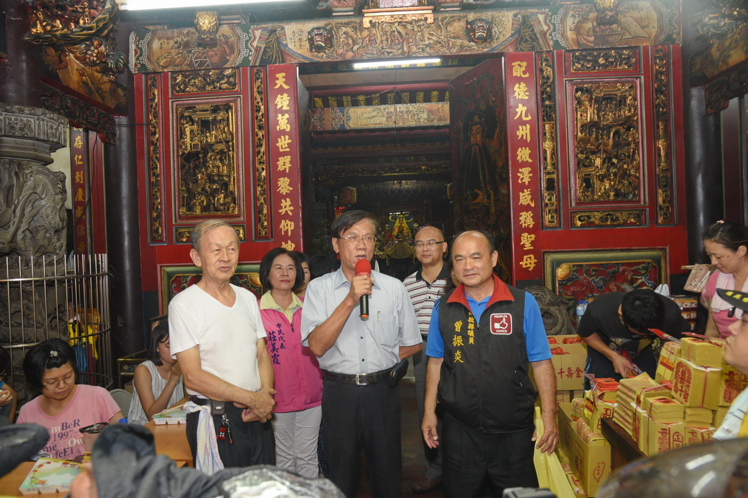 相關圖片1-南投市城隍爺遶境　林縣長點起馬炮