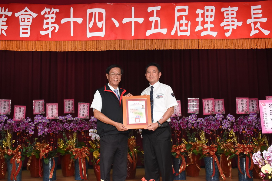 相關圖片1-南投縣工業會理事長交接 林縣長期勉再創會務新猷